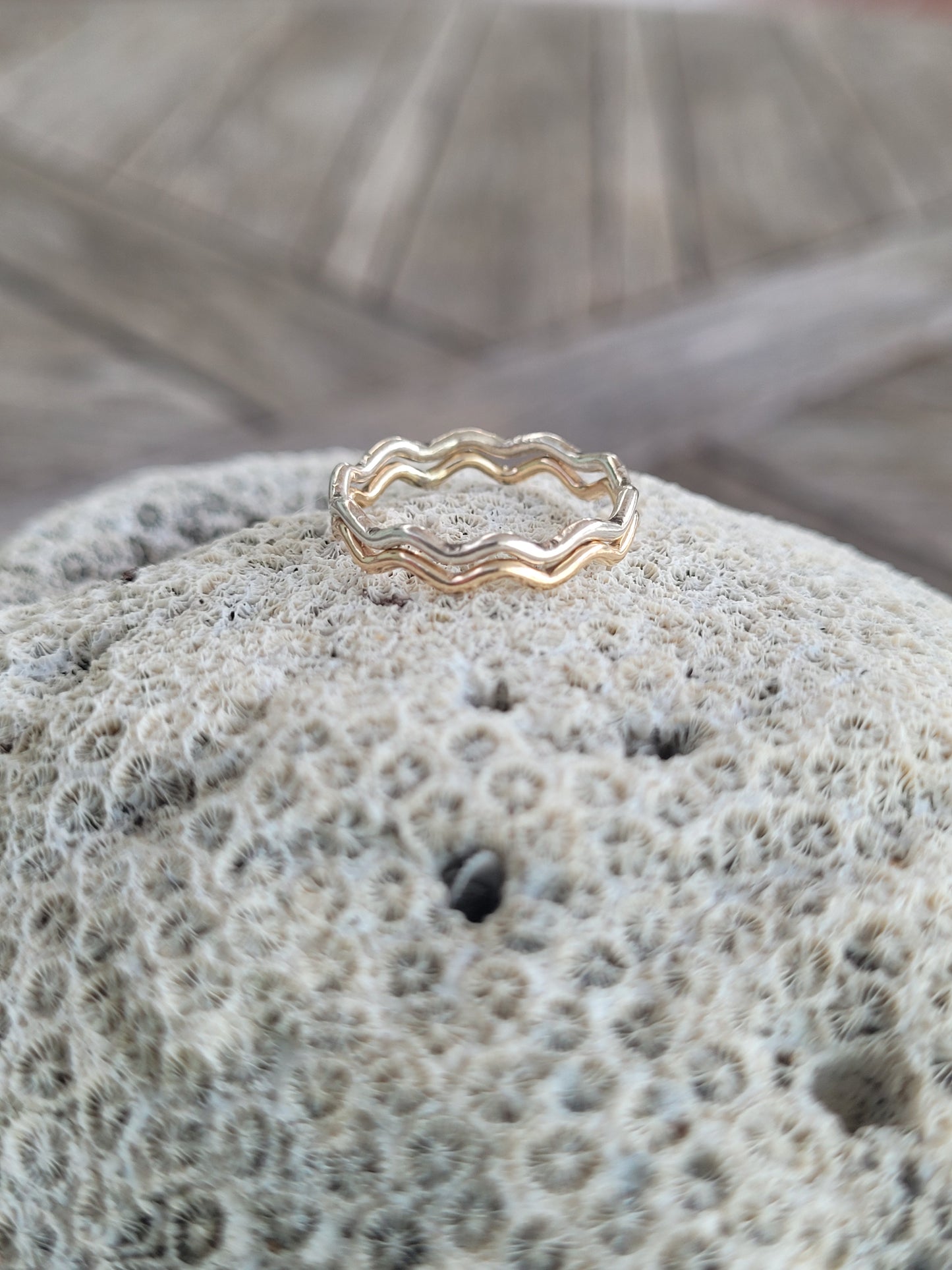 Wavey stacking ring