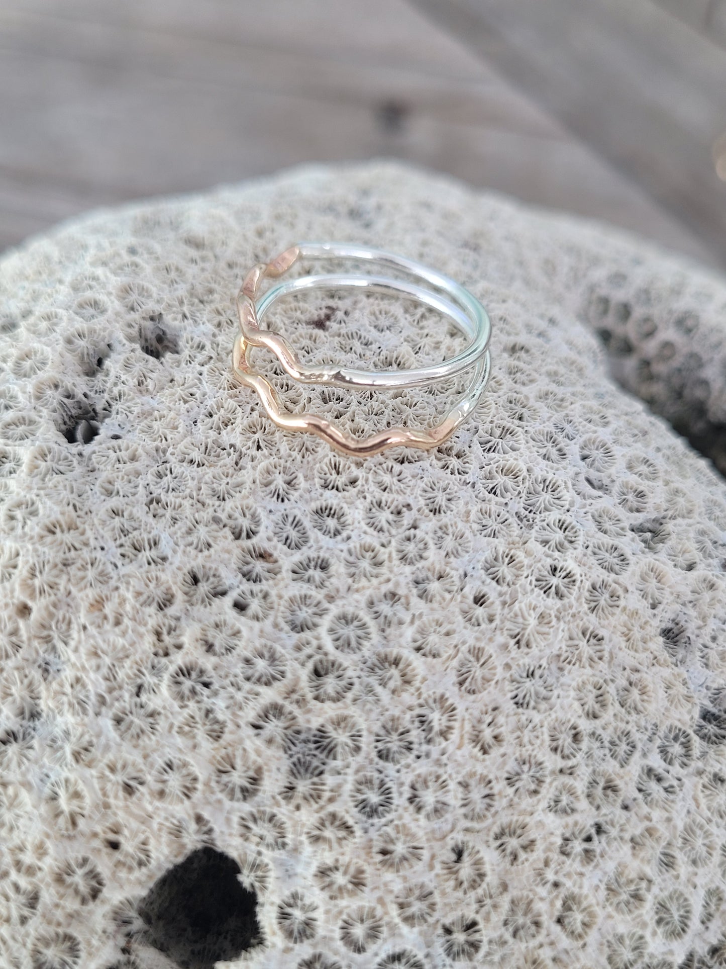 Wavey stacking ring