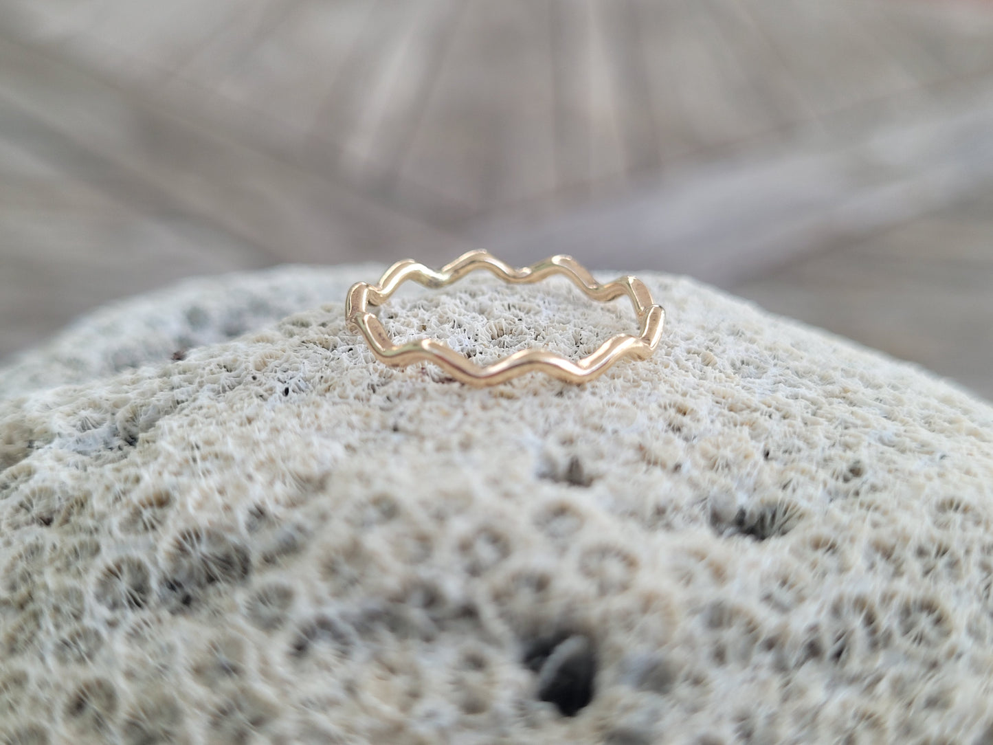 Wavey stacking ring