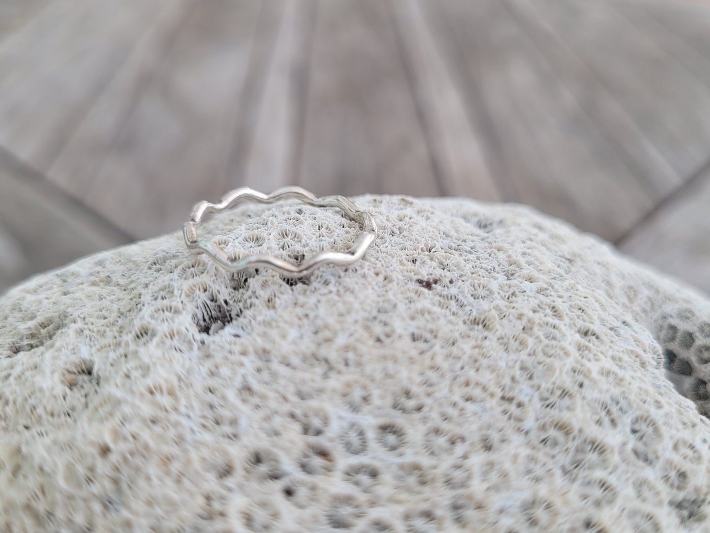 Wavey stacking ring