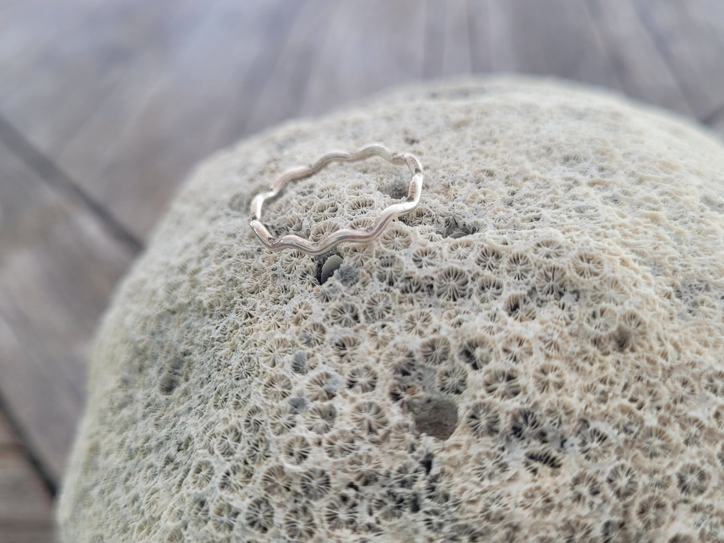 Wavey stacking ring
